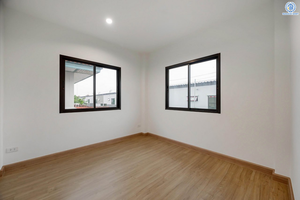 บ้านมือสองตกแต่งใหม่ โครงการ ณัฐชากรีนวิลล์ ปิ่นเกล้า-กาญจนาฯ บนเนื้อที่ 57.70 ตร.ว. ฟังก์ชัน 3 ห้องนอน 2 ห้องน้ำ จอดรถได้ 2 คัน บนทำเลศักยภาพ ใกล้เซ็นทรัลเวสต์เกต ทางด่วน "ศรีรัช" รถไฟฟ้าสายสีม่วง "สถานีตลาดบางใหญ่"